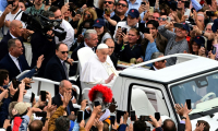 Le pape François salue la foule depuis la papamobile après la messe de Pâques, sur la place Saint-Pierre au Vatican, le 20 avril 2025 ( AFP / Tiziana FABI )