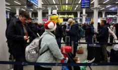 Les passagers font la queue aux portes de départ du terminal Eurostar à la gare internationale de St Pancras, à Londres
