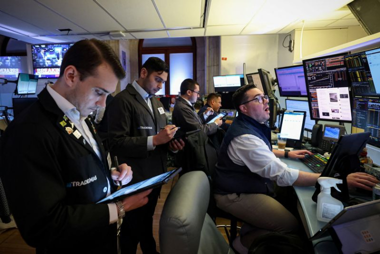 Les traders travaillent sur le parquet de la Bourse de New York (NYSE)