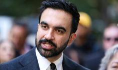 Le candidat démocrate à la mairie de New York Zohran Mamdani en campagne à Manhattan le 27 octobre 2025 ( AFP / CHARLY TRIBALLEAU )