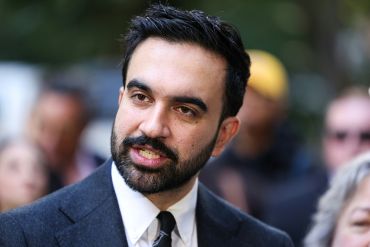 Le candidat démocrate à la mairie de New York Zohran Mamdani en campagne à Manhattan le 27 octobre 2025 ( AFP / CHARLY TRIBALLEAU )