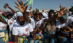 Des fidèles célèbrent l'arrivée du pape Léon XIV à Luanda, le 18 avril 2026 ( AFP / PHILL MAGAKOE )