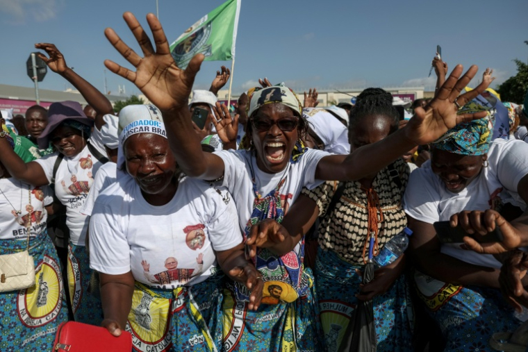 Des fidèles célèbrent l'arrivée du pape Léon XIV à Luanda, le 18 avril 2026 ( AFP / PHILL MAGAKOE )