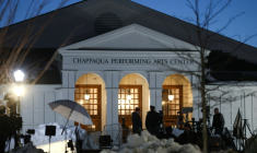 Des équipes de médias rassemblés devant une salle de Chappaqua dans l'Etat de New York où une commission parlementaire s'apprête à entendre l'ancien président Bill Clinton sur ses liens avec le criminel sexuel  février Jefferey Epstein, le 27 février 2026 ( AFP / CHARLY TRIBALLEAU )