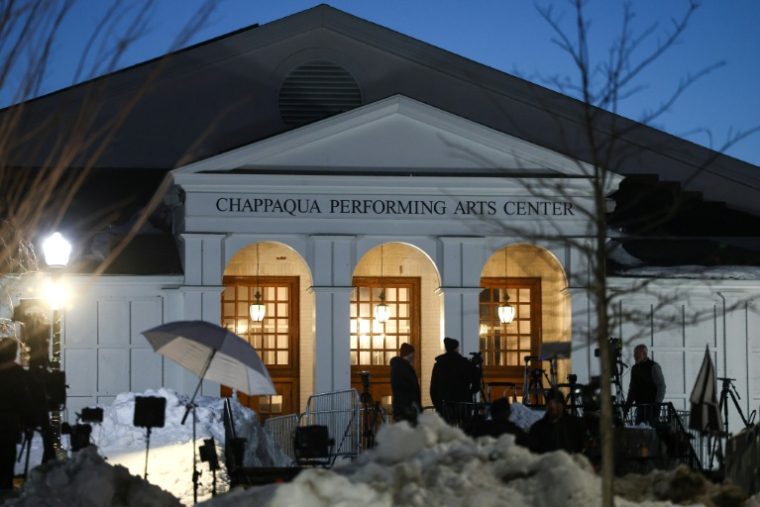 Des équipes de médias rassemblés devant une salle de Chappaqua dans l'Etat de New York où une commission parlementaire s'apprête à entendre l'ancien président Bill Clinton sur ses liens avec le criminel sexuel  février Jefferey Epstein, le 27 février 2026 ( AFP / CHARLY TRIBALLEAU )