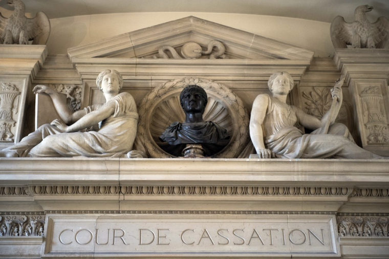 ( POOL / MARTIN BUREAU )