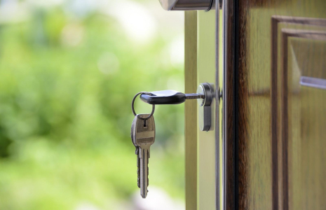 Face à l'inflation et à la baisse du pouvoir d'achat, de plus en plus de Français échangent leur maison pour partir en vacances. Illustration. (PhotoMIX-Company / Pixabay)