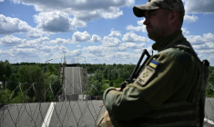 Un garde-frontière ukrainien à la fronière avec le Bélarus, dans la région de Chernigiv le 1er juin 2026 ( AFP / Genya SAVILOV )