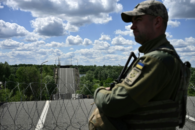 Un garde-frontière ukrainien à la fronière avec le Bélarus, dans la région de Chernigiv le 1er juin 2026 ( AFP / Genya SAVILOV )