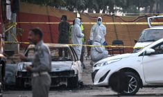 Des experts examinent une voiture après l'attentat-suicide, le 11 novembre 2025 à Islamabad ( AFP / Farooq NAEEM )