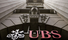 Le logo de la banque suisse UBS dans les bureaux de la société à Zurich