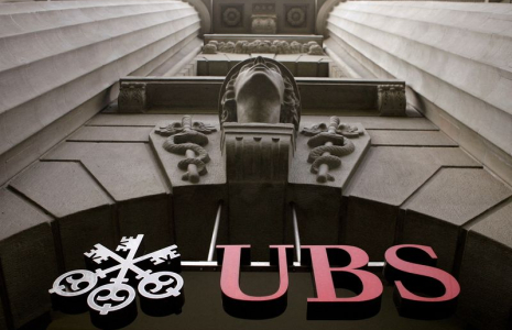 Le logo de la banque suisse UBS dans les bureaux de la société à Zurich