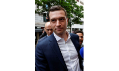 Le président du RN, Jordan Bardella, arrive au siège du parti