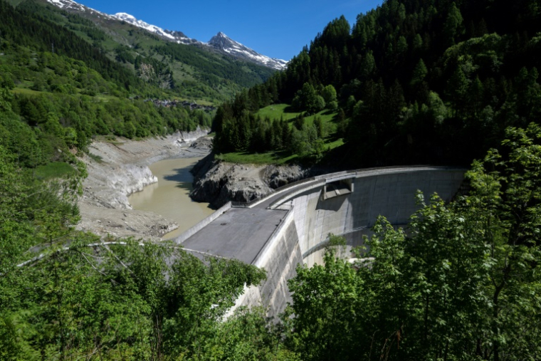 Le barrage de Stausee Ferden sur la rivière Lonza, vidé préventivement pour recevoir des décombres, le 30 mai 2025, après l'effondrement du glacier du Birch et un glissement de terrain qui a détruit le village de Blatten, dans les Alpes suisses ( AFP / Fabrice COFFRINI )
