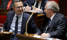 Le Premier ministre François Bayrou (d) et le ministre de l'Intérieur, Bruno Retailleau, à l'Assemblée nationale à Paris, le 29 avril 2025 ( AFP / Ludovic MARIN )