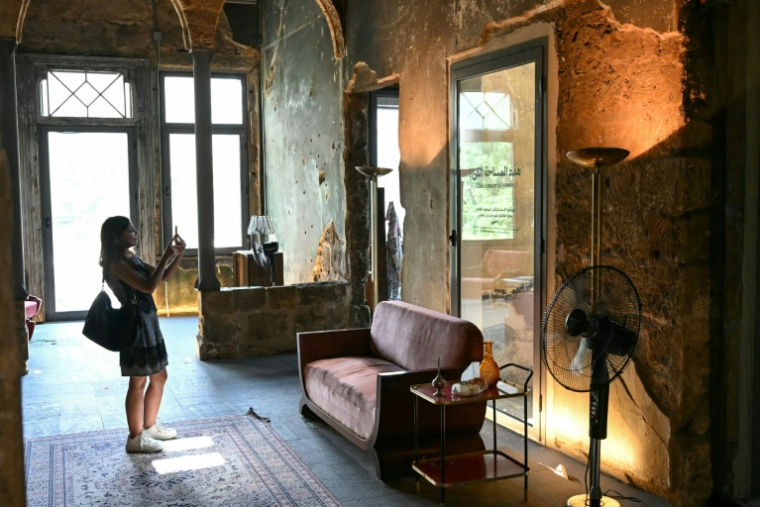 Une visiteuse de l'exposition "Hkeeli ya Jnoub" (Dis-moi, Ô Sud), qui vise à préserver la mémoire des villages détruits par Israël dans le sud du Liban, le 17 juillet 2026 à Beyrouth ( AFP / JOSEPH EID )