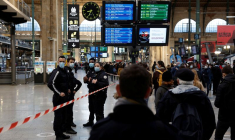 LA POLICE TIRE SUR UN HOMME ARMÉ D'UN COUTEAU GARE DU NORD À PARIS