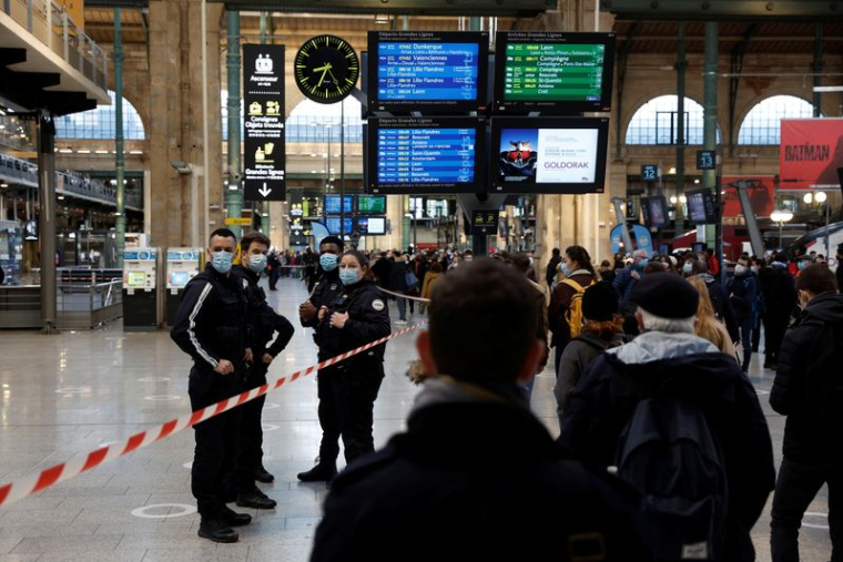 LA POLICE TIRE SUR UN HOMME ARMÉ D'UN COUTEAU GARE DU NORD À PARIS
