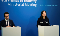 Le vice-président de la Commission européenne Stéphane Séjourné et la ministre allemande de l'Économie Katherina Reiche, lors d'une conférence à Berlin, le 3 novembre 2025 ( AFP / Tobias SCHWARZ )