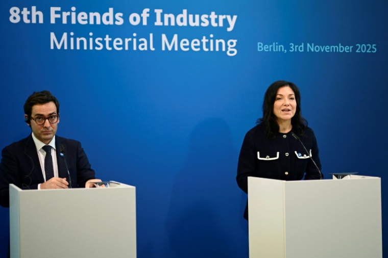 Le vice-président de la Commission européenne Stéphane Séjourné et la ministre allemande de l'Économie Katherina Reiche, lors d'une conférence à Berlin, le 3 novembre 2025 ( AFP / Tobias SCHWARZ )