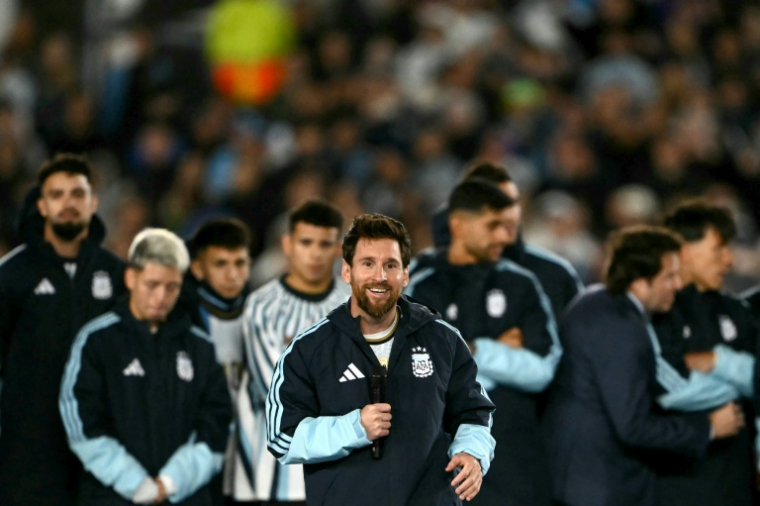 Lionel Messi prend la parole après son dernier match avec l'Argentine, le 6 octobre 2026 au stade Monumental de Buenos Aires ( AFP / Luis ROBAYO )