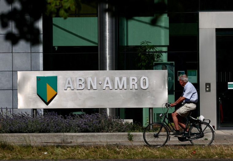Le logo d'ABN AMRO est visible à l'extérieur du bureau de la banque à La Haye