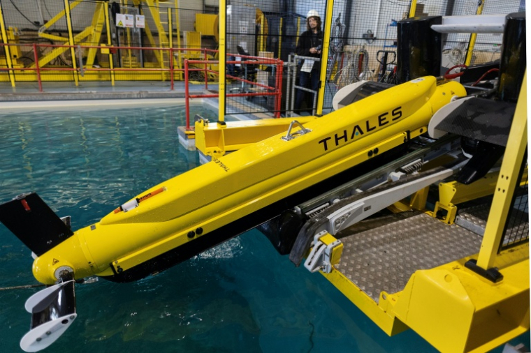 Mise à l'eau par télécommande du sonar Tsam de Thales du programme de la lutte contre les mines franco-britannique MMCM à Brest, le 1er octobre 2025  ( AFP / Fred TANNEAU )