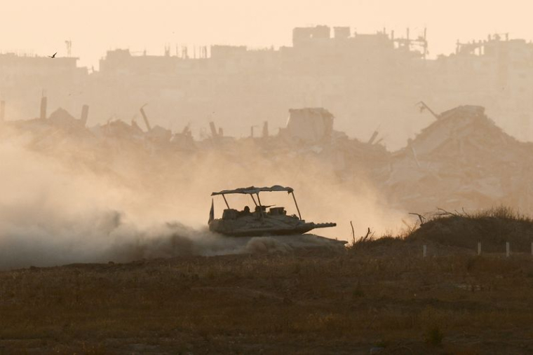 Un char israélien manœuvre à Gaza