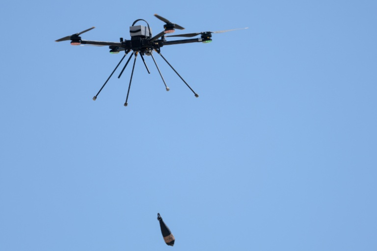 Un drone Tundra 2 largue une munition lors d’une démonstration dynamique à Villepinte, près de Paris, où se tiendra du 15 au 19 juin le salon de défense mondial Eurosatory, le 14 juin 2026  ( AFP / Kenzo TRIBOUILLARD )