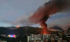 Incendie à Fuerte Tiuna, le plus grand complexe militaire du Venezuela, après des frappes américaines le 3 janvier 2026 ( AFP / STR )