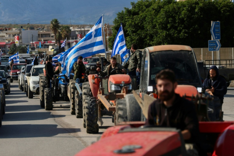 Des agriculteurs sur leurs tracteurs manifestent près de l'aéroport international d'Héraklion, sur l'île de Crète, le 8 décembre 2025 en Grèce ( AFP / Costas METAXAKIS )