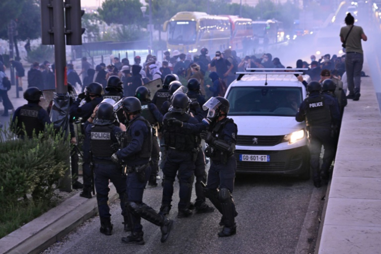 Des forces de l'ordre anti-émeute arrivent pour disperser des manifestants qui tentent de bloquer une route à Marseille, le 18 septembre 2025, lors d'une journée de grèves et de manifestations nationales à l'appel des syndicats contre le budget de la France ( AFP / Miguel MEDINA )