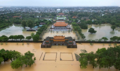 Vue aérienne le 28 octobre 2025 de l'ancienne cité impériale de Hué, dans le centre du Vietnam, qui a enregistré des précipitations record ( AFP / STR )