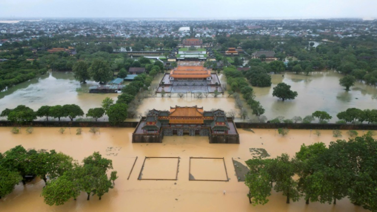 Vue aérienne le 28 octobre 2025 de l'ancienne cité impériale de Hué, dans le centre du Vietnam, qui a enregistré des précipitations record ( AFP / STR )