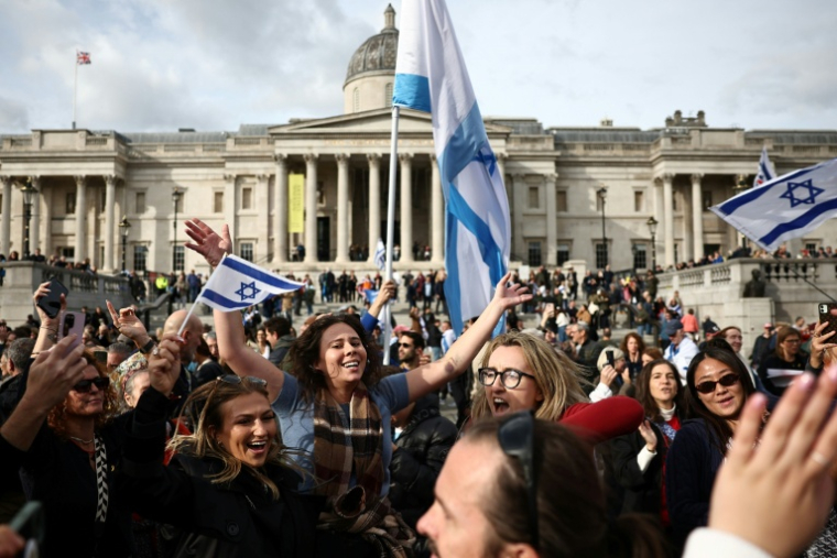 Des personnes participent à un événement commémoratif organisé par la communauté juive pour honorer les vies perdues lors de l'attaque du Hamas le 7 octobre 2023, à Londres, le 5 octobre 2025 ( AFP / HENRY NICHOLLS )