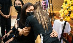 Proches et parents assistent aux funérailles d'une fillette de 12 ans tuée dans la fusillade survenue dans une école thaïlandaise, le 9 août 2026 dans un temple de Nonthaburi, au nord de Bangkok ( AFP / Chanakarn LAOSARAKHAM )