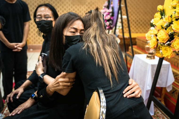 Proches et parents assistent aux funérailles d'une fillette de 12 ans tuée dans la fusillade survenue dans une école thaïlandaise, le 9 août 2026 dans un temple de Nonthaburi, au nord de Bangkok ( AFP / Chanakarn LAOSARAKHAM )