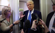 Le président américain Donald Trump s'adresse aux journalistes à bord d'Air Force One