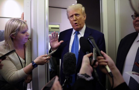 Le président américain Donald Trump s'adresse aux journalistes à bord d'Air Force One