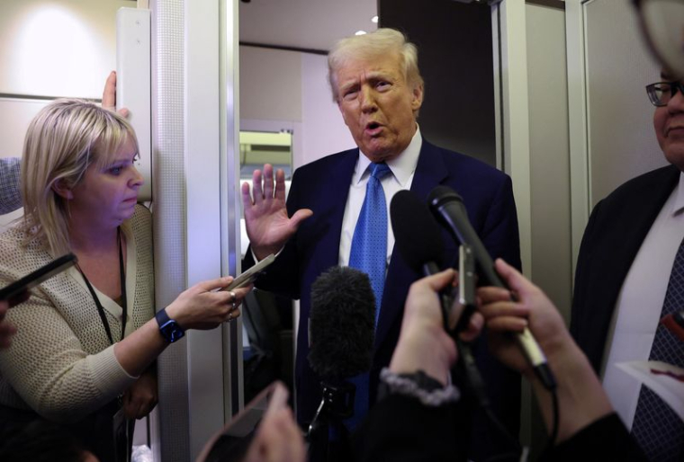 Le président américain Donald Trump s'adresse aux journalistes à bord d'Air Force One