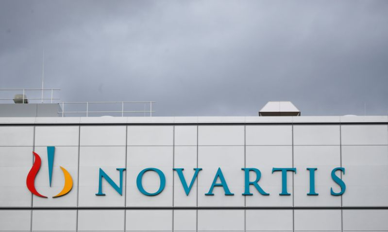 Le logo de Novartis est visible dans sa nouvelle usine à Stein