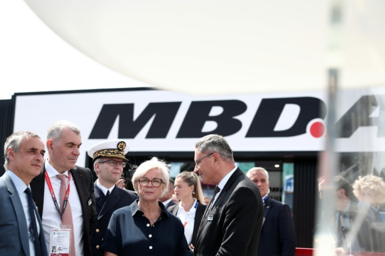 La ministre française des Armées Catherine Vautrin sur le stard du missilier MBDA au salon Eurosatory à Villepinte, au nord de Paris, le 15 juin 2026 ( AFP / Guillaume BAPTISTE )