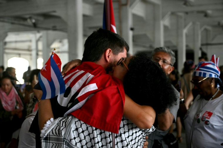 Un militant embrasse une habitante après l'arrivée du navire Maguro –transportant de l'aide humanitaire pour Cuba, à son arrivée au port de La Havane, le 24 mars 2026 ( AFP / YURI CORTEZ )