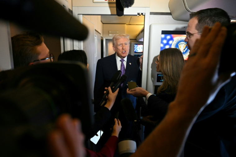 Donald Trump, lors d'un point presse à bord d'Air Force One, le 30 novembre 2025 ( AFP / Jim WATSON )