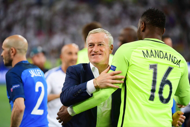 «Un vrai leader » : Deschamps réagit à la retraite de Mandanda