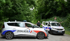 Des voitures de police bloquent la zone près d'un terrain de sport où un homme de 32 ans a été retrouvé égorgé et éviscéré le lundi 4 août à Pont-de-Metz, près d'Amiens. La victime qui présente des blessures par arme blanche a été découverte en position de croix par une promeneuse, a dit la police à l'AFP. ( AFP / Francois NASCIMBENI )