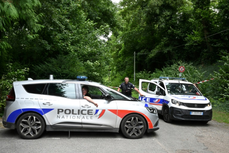 Des voitures de police bloquent la zone près d'un terrain de sport où un homme de 32 ans a été retrouvé égorgé et éviscéré le lundi 4 août à Pont-de-Metz, près d'Amiens. La victime qui présente des blessures par arme blanche a été découverte en position de croix par une promeneuse, a dit la police à l'AFP. ( AFP / Francois NASCIMBENI )