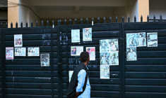 Un homme regarde les photos de personnes mortes ou portées disparues dans la crue destructrice qui a fait plus de 600 morts à la frontière entre le Népal et la Chine, le 29 août 2026 à Katmandou ( AFP / PRAKASH MATHEMA )