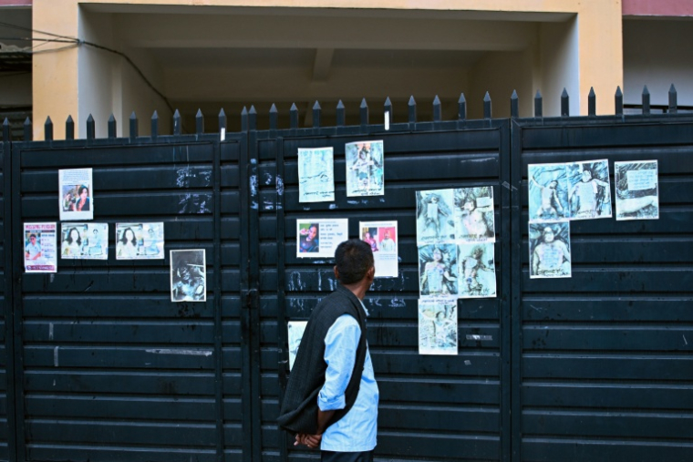 Un homme regarde les photos de personnes mortes ou portées disparues dans la crue destructrice qui a fait plus de 600 morts à la frontière entre le Népal et la Chine, le 29 août 2026 à Katmandou ( AFP / PRAKASH MATHEMA )