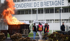 Des employés de Fonderies de Bratagne à Caudan, le 18 décembre 2024. ( AFP / LOIC VENANCE )
